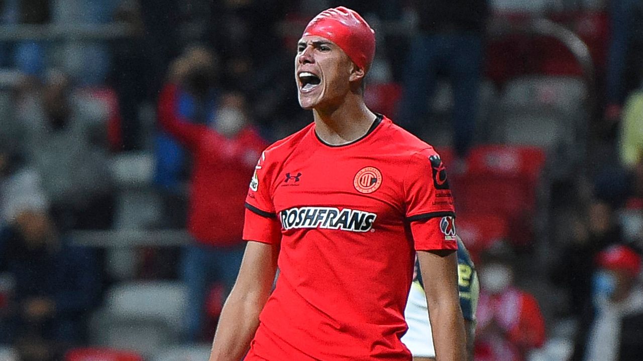 Toluca dio el gran golpe en el torneo y de paso alegró a medio futbol mexicano. Le quitó el invicto al América con ese 3-1 y estuvo a un gol de bajarlo del liderato.