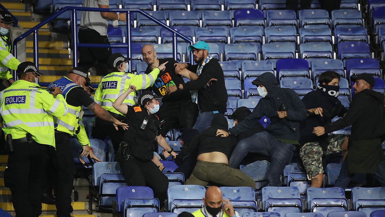 La seguridad no pudo contener por momentos la furia de los fanáticos del Leicester City y Napoli cuando se enfrentaron en las gradas. 