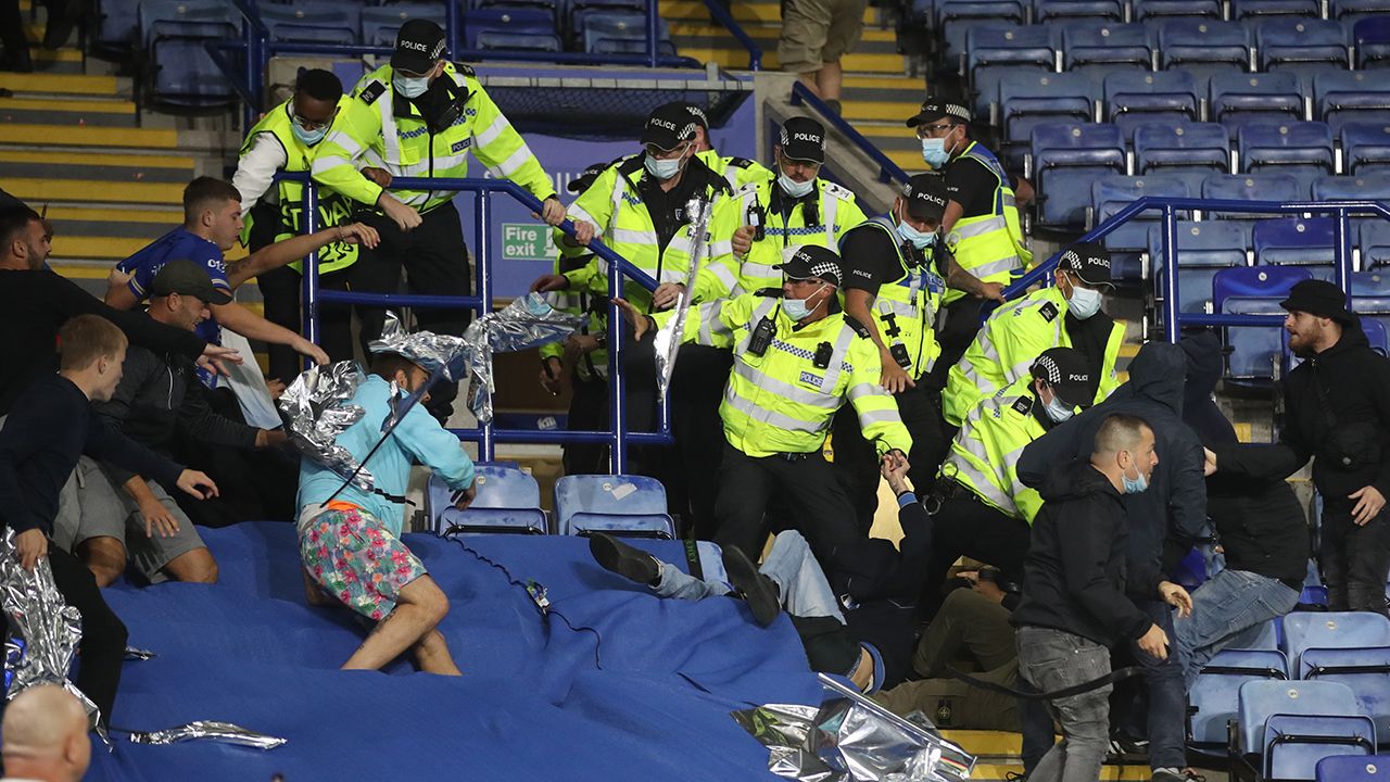 La seguridad no pudo contener por momentos la furia de los fanáticos del Leicester City y Napoli cuando se enfrentaron en las gradas. 