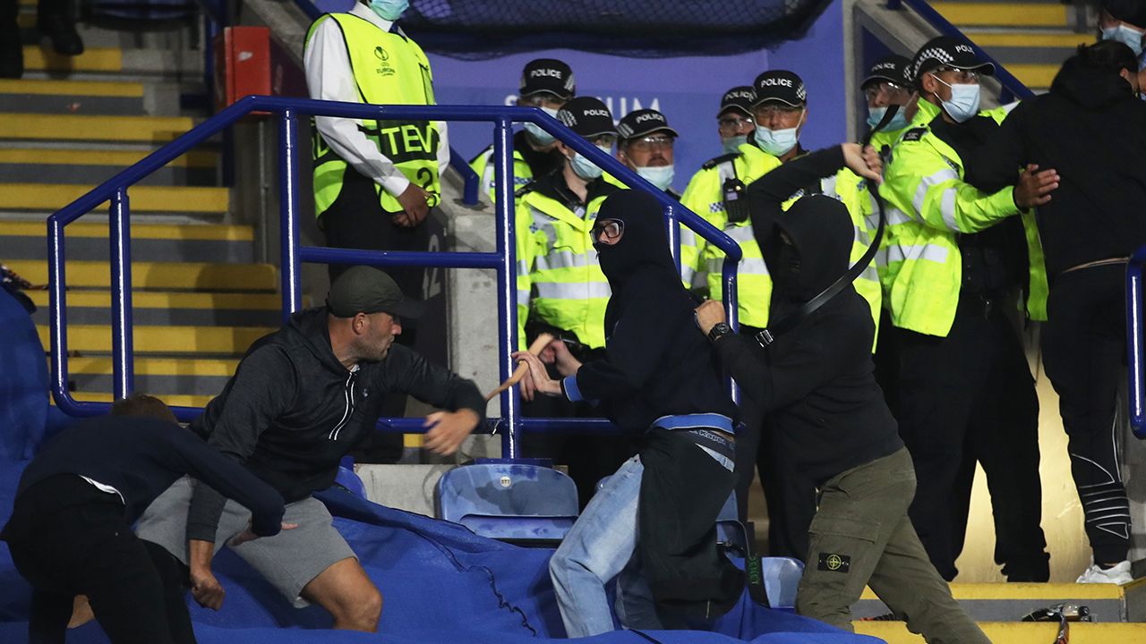 La seguridad no pudo contener por momentos la furia de los fanáticos del Leicester City y Napoli cuando se enfrentaron en las gradas. 