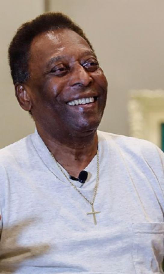 Pelé se muestra más animado mientras se recupera en el hospital