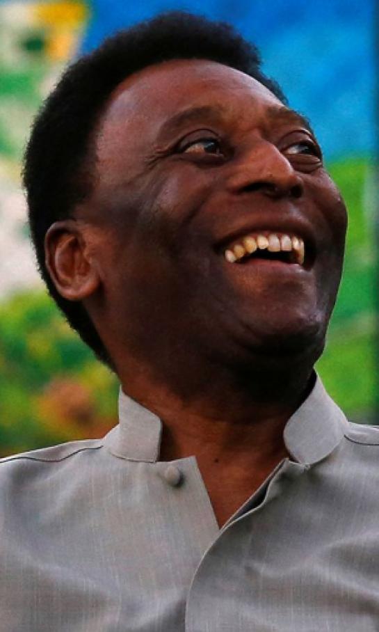 Pelé aparece sonriente durante su recuperación en el hospital