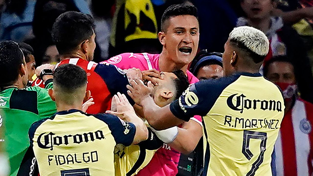 ¿Y las expulsiones? ¿Y los goles? Planchas, peleas y piquetes de ojos en el América-Chivas