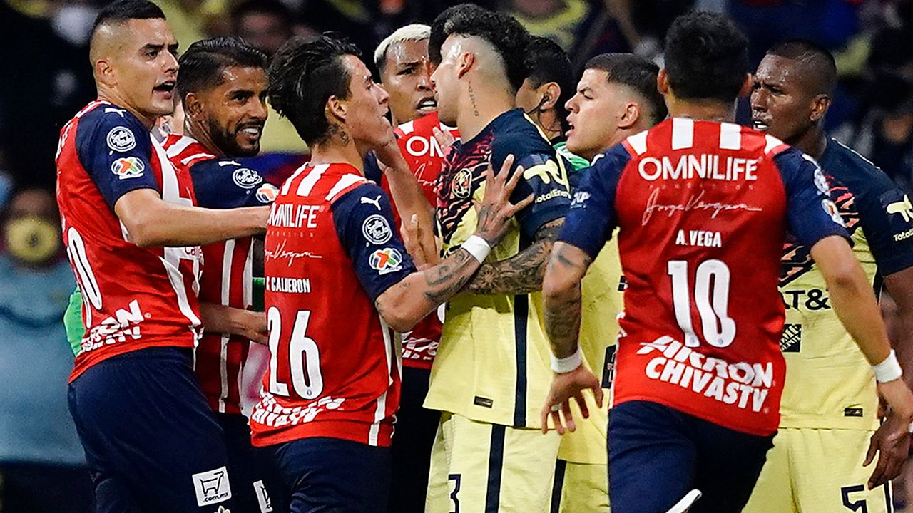 ¿Y las expulsiones? ¿Y los goles? Planchas, peleas y piquetes de ojos en el América-Chivas