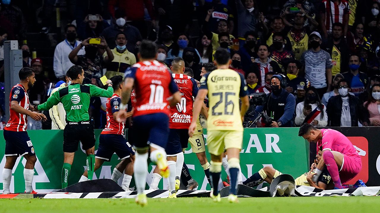 ¿Y las expulsiones? ¿Y los goles? Planchas, peleas y piquetes de ojos en el América-Chivas