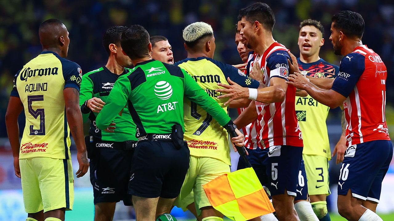 ¿Y las expulsiones? ¿Y los goles? Planchas, peleas y piquetes de ojos en el América-Chivas