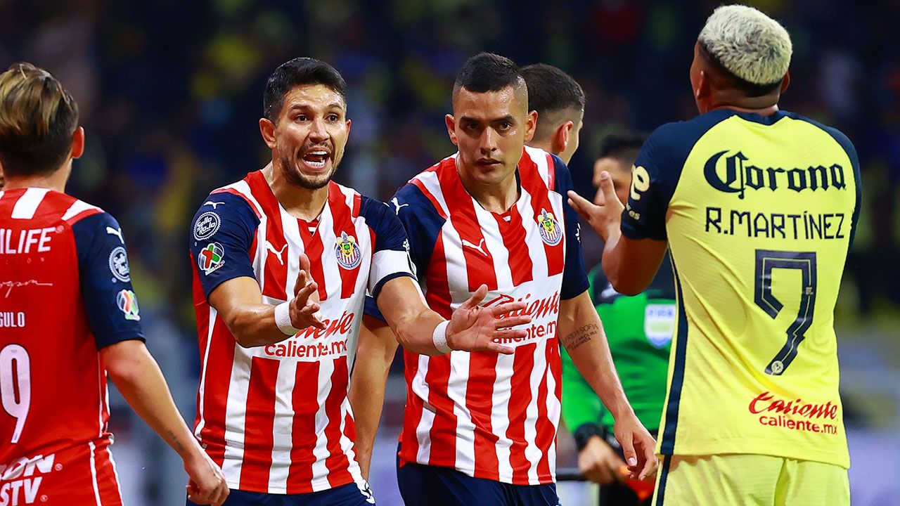 ¿Y las expulsiones? ¿Y los goles? Planchas, peleas y piquetes de ojos en el América-Chivas