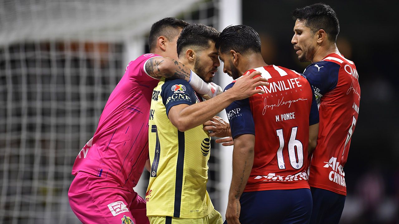 ¿Y las expulsiones? ¿Y los goles? Planchas, peleas y piquetes de ojos en el América-Chivas