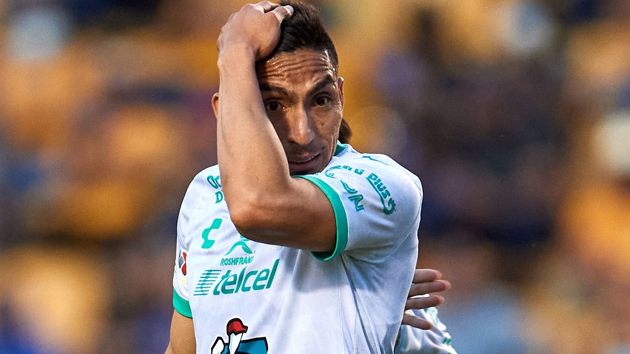 León va ganando 2-1 al medio tiempo con los goles de Hernández y Mena, quien también falló el penal para el 3-0 parcial. León va ganando 2-1 al medio tiempo con los goles de Hernández y Mena, quien también falló el penal para el 3-0 parcial.