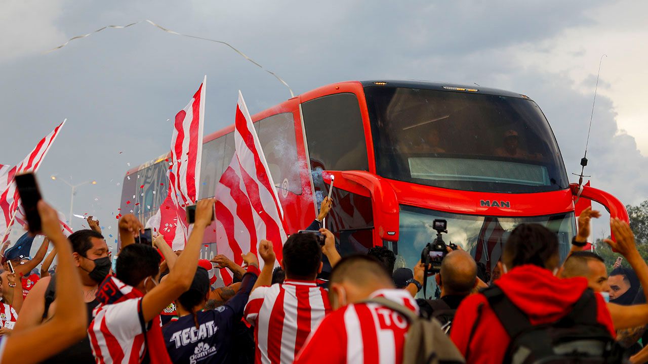 Impresionante recepción para Chivas en su llegada al Clásico Tapatío
