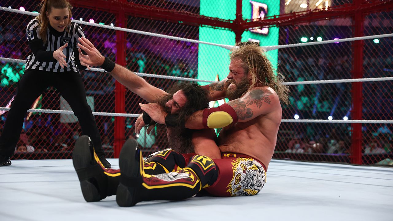 Edge venció a Seth Rollins