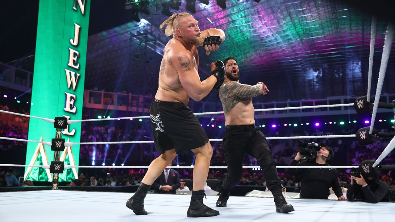 Roman Reigns derrotó a Brock Lesnar y retuvo el campeonato universal de WWE