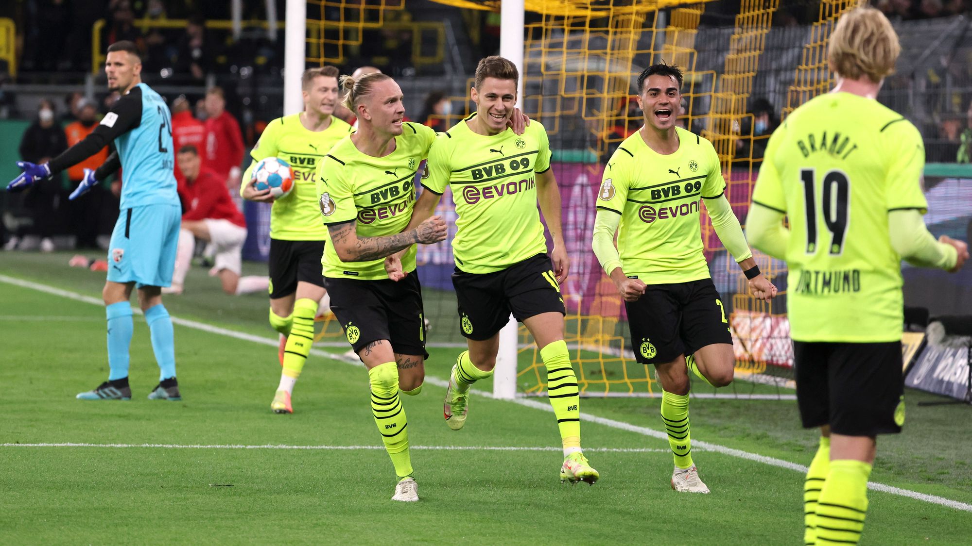 Un doblete de Thorgan Hazard lleva a Borussia Dortmund a octavos de final de la DFB Pokal