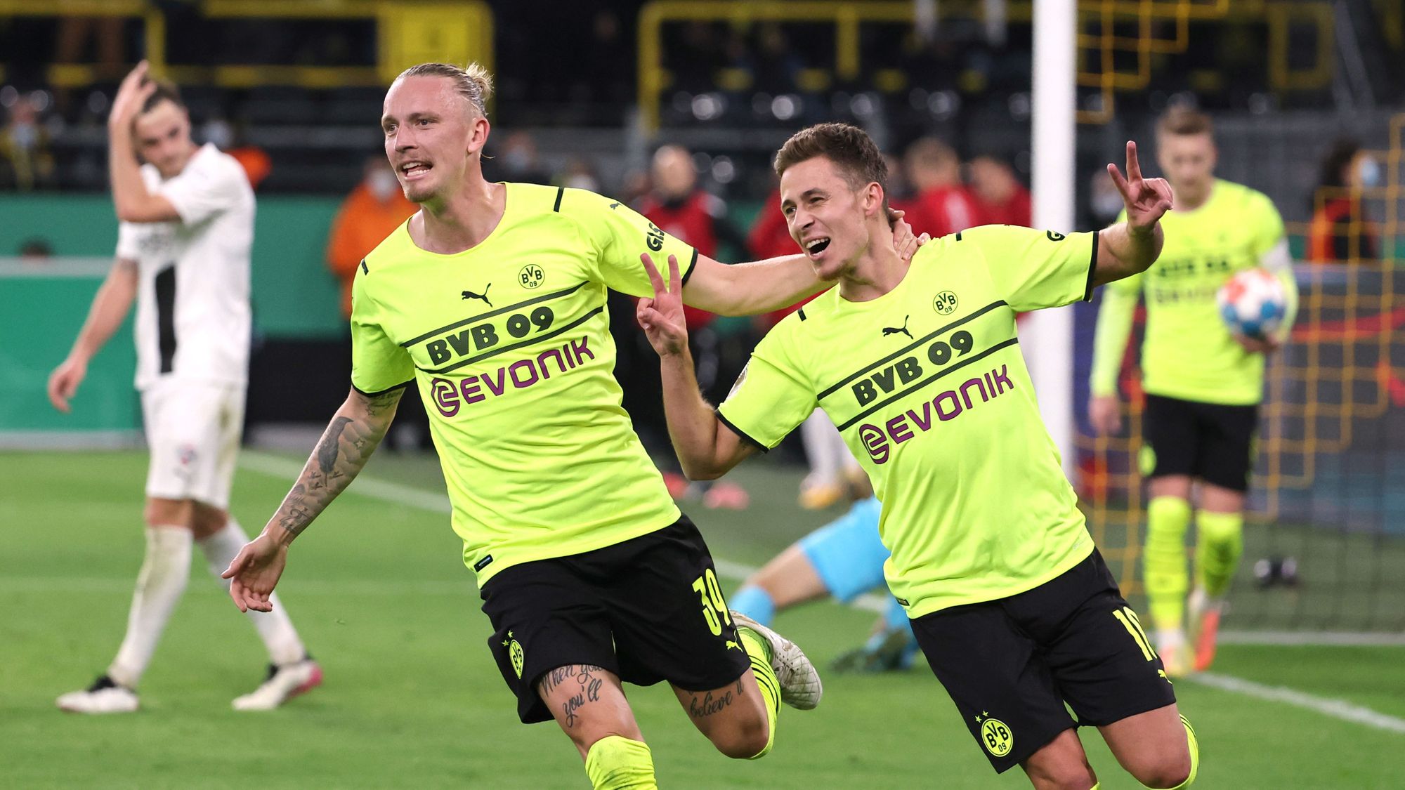 Un doblete de Thorgan Hazard lleva a Borussia Dortmund a octavos de final de la DFB Pokal