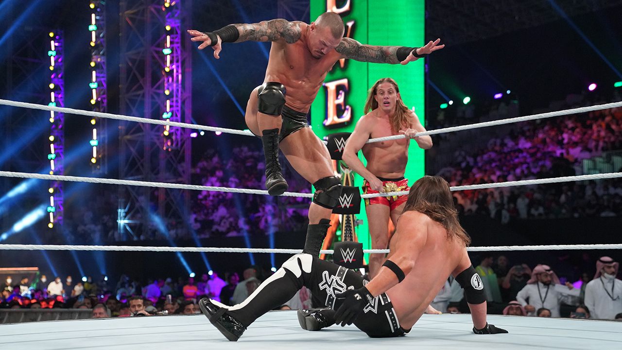 Randy Orton y Riddle (RK-Bro), vencieron a Aj Styles y Omos para defender el campeonato de parejas de RAW