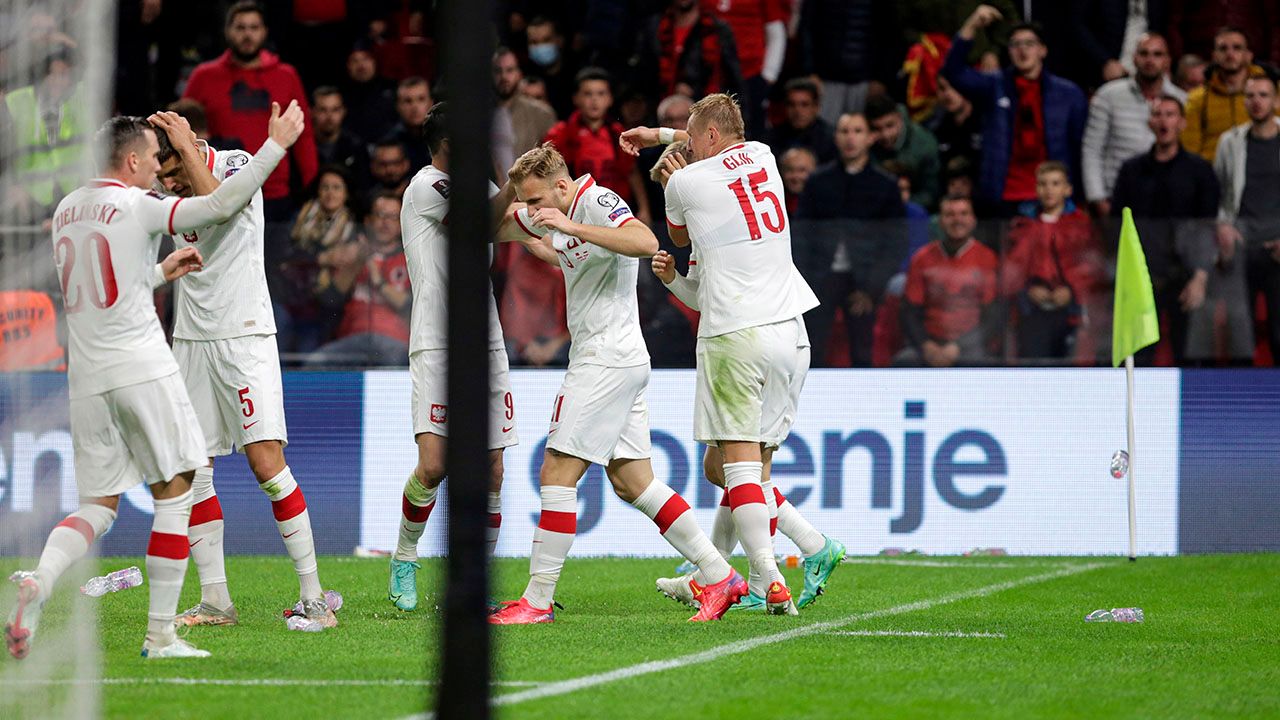 La afición de Albania lanzó botellas y suspendió por minutos el partido contra Polonia