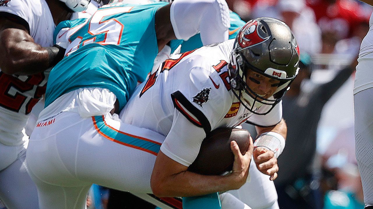 A sus 44 años, Brady tiene a los Bucs peleando y lo demostró al completar  30 pases de 41 enviados