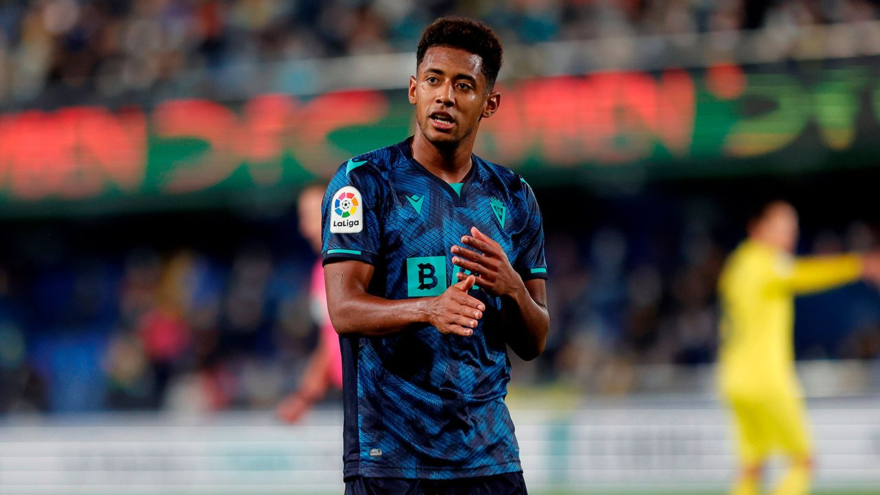 El delantero hondureño definió los tres goles del Cádiz en el empate 3-3 de visita ante el Villarreal durante la Jornada 11 El delantero hondureño definió los tres goles del Cádiz en el empate 3-3 de visita ante el Villarreal durante la Jornada 11