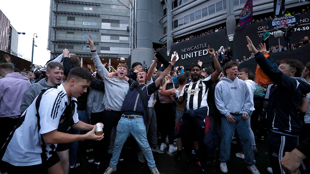 Auténtica fiesta de los aficionados del Newcastle tras la venta del club