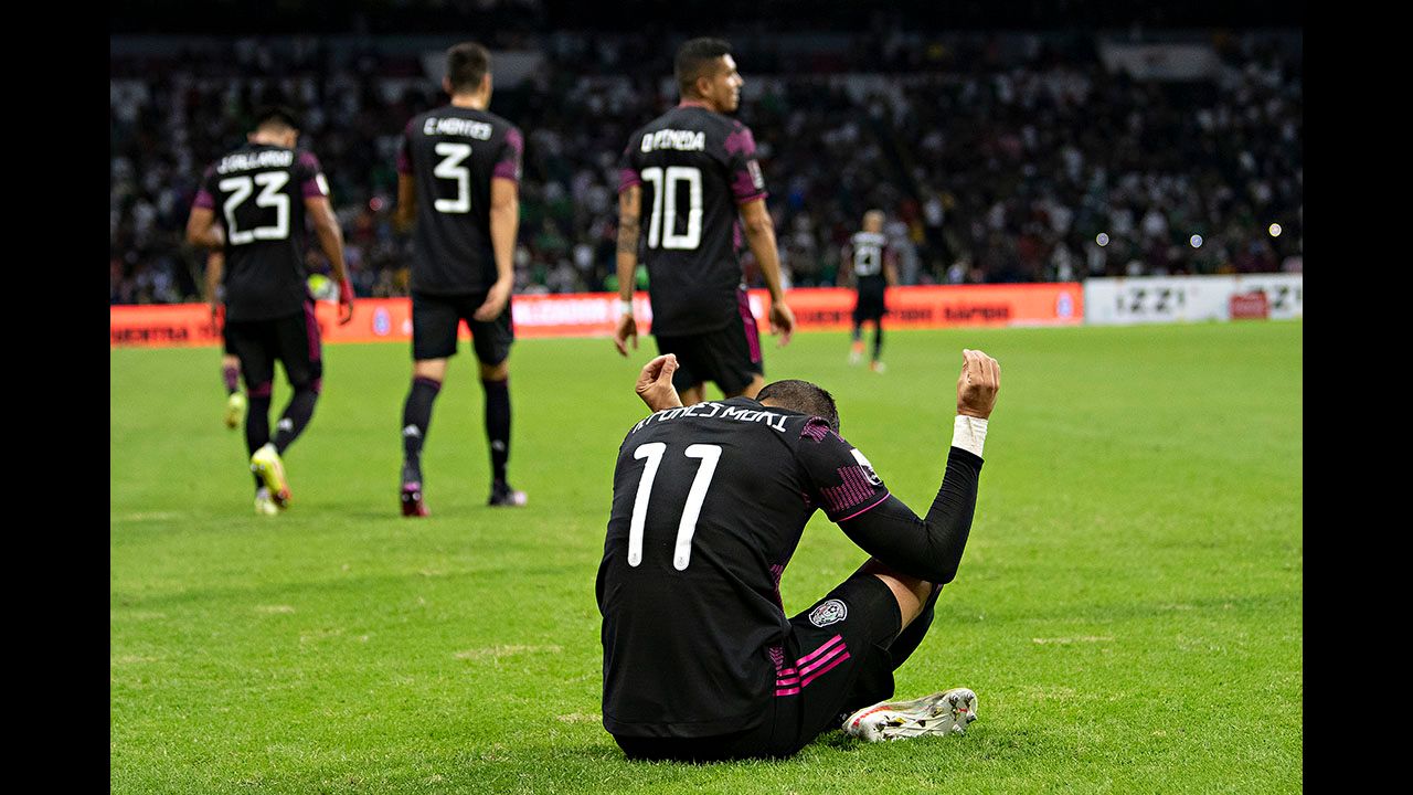 Funes Mori aprovechó un rebote en el poste para marcar su primer gol como seleccionado mexicano en el Estadio Azteca.