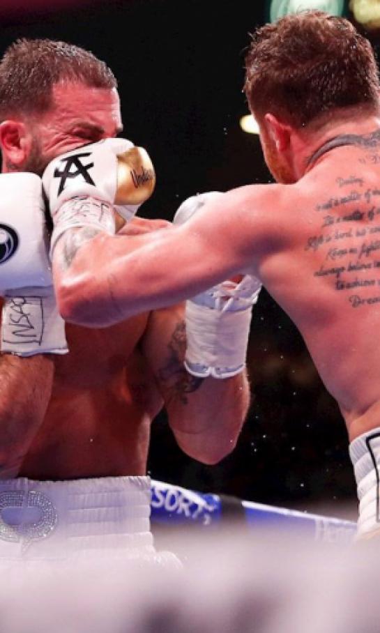 ¡'Canelo' Álvarez noqueó a Caleb Plant y ya es un histórico!