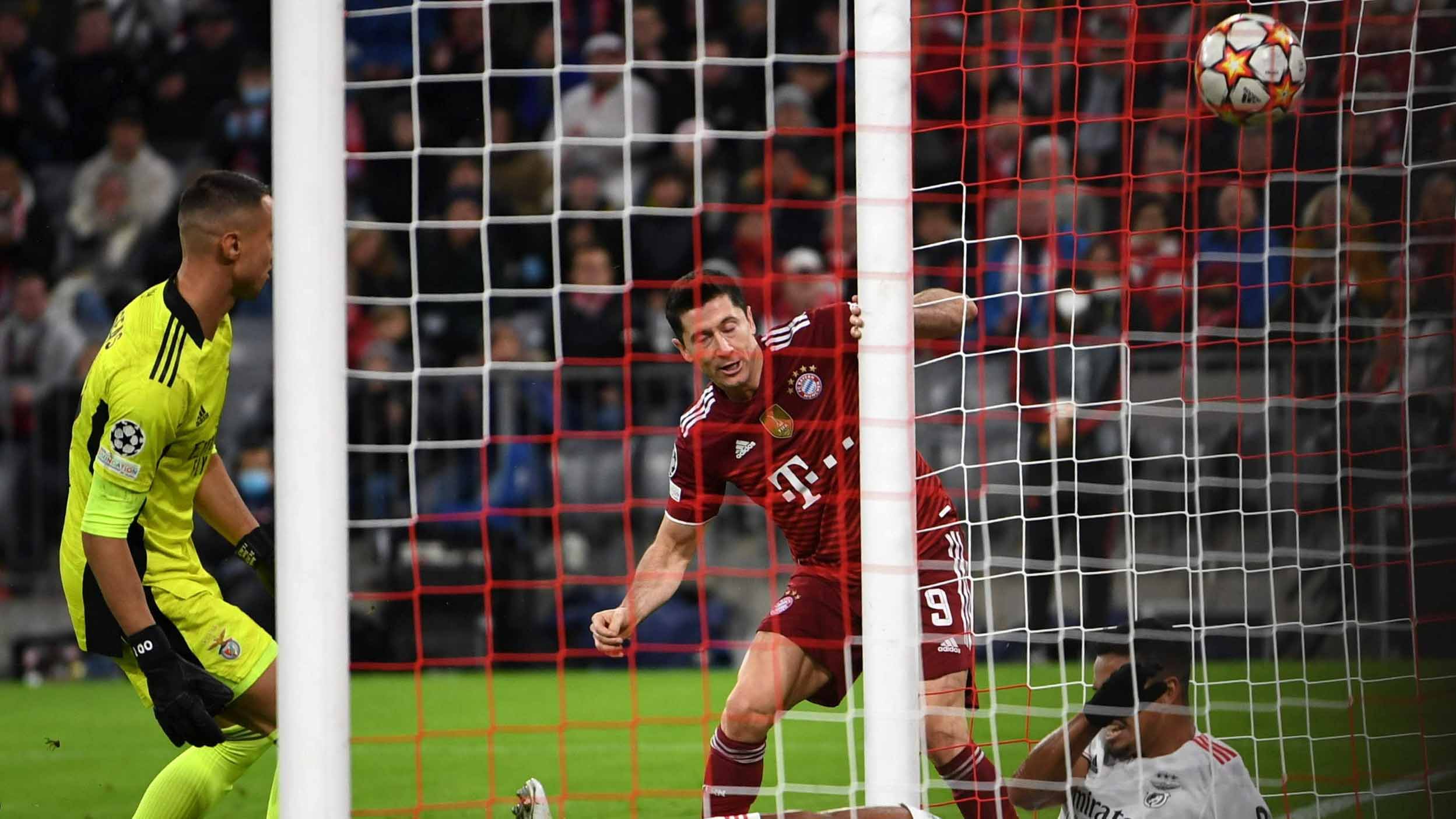 Robert Lewandowski se anotó un triplete en su partido #100 de la Champions League