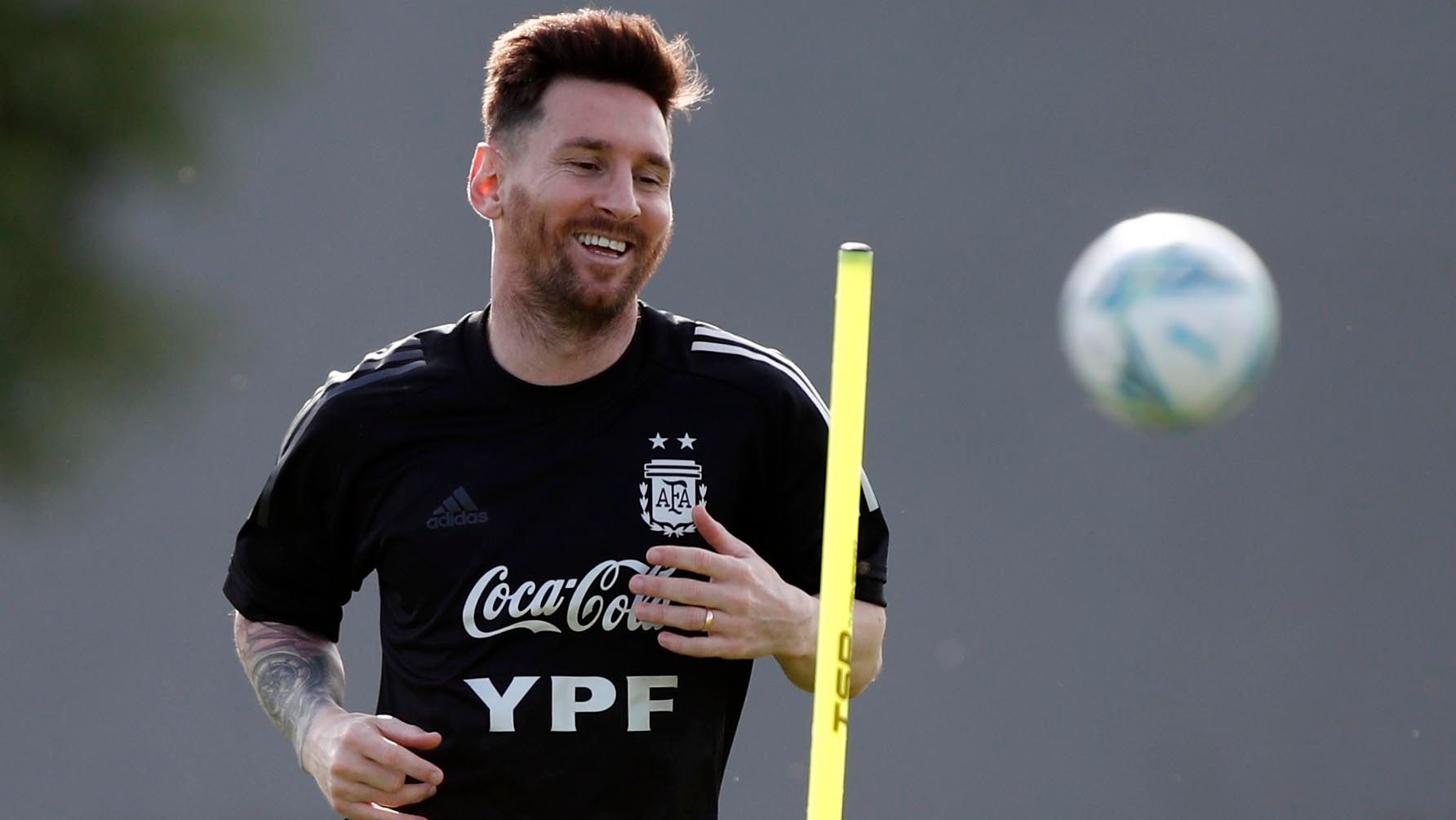 Lionel Messi entrena sin problemas y lidera a la Selección Argentina