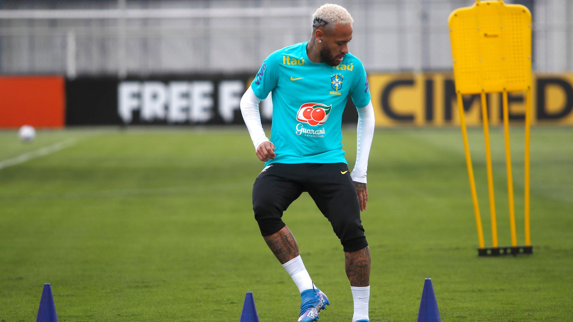 Neymar pone el buen ambiente en el entrenamiento de la Selección Brasileña