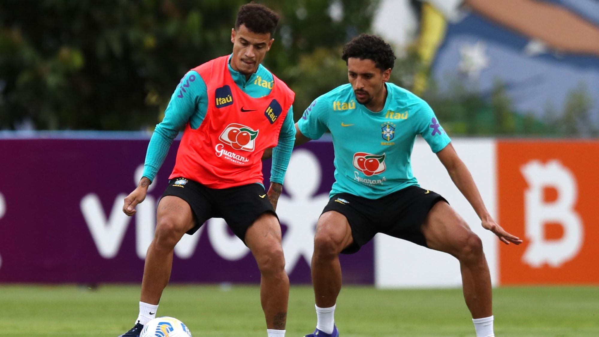 Neymar pone el buen ambiente en el entrenamiento de la Selección Brasileña