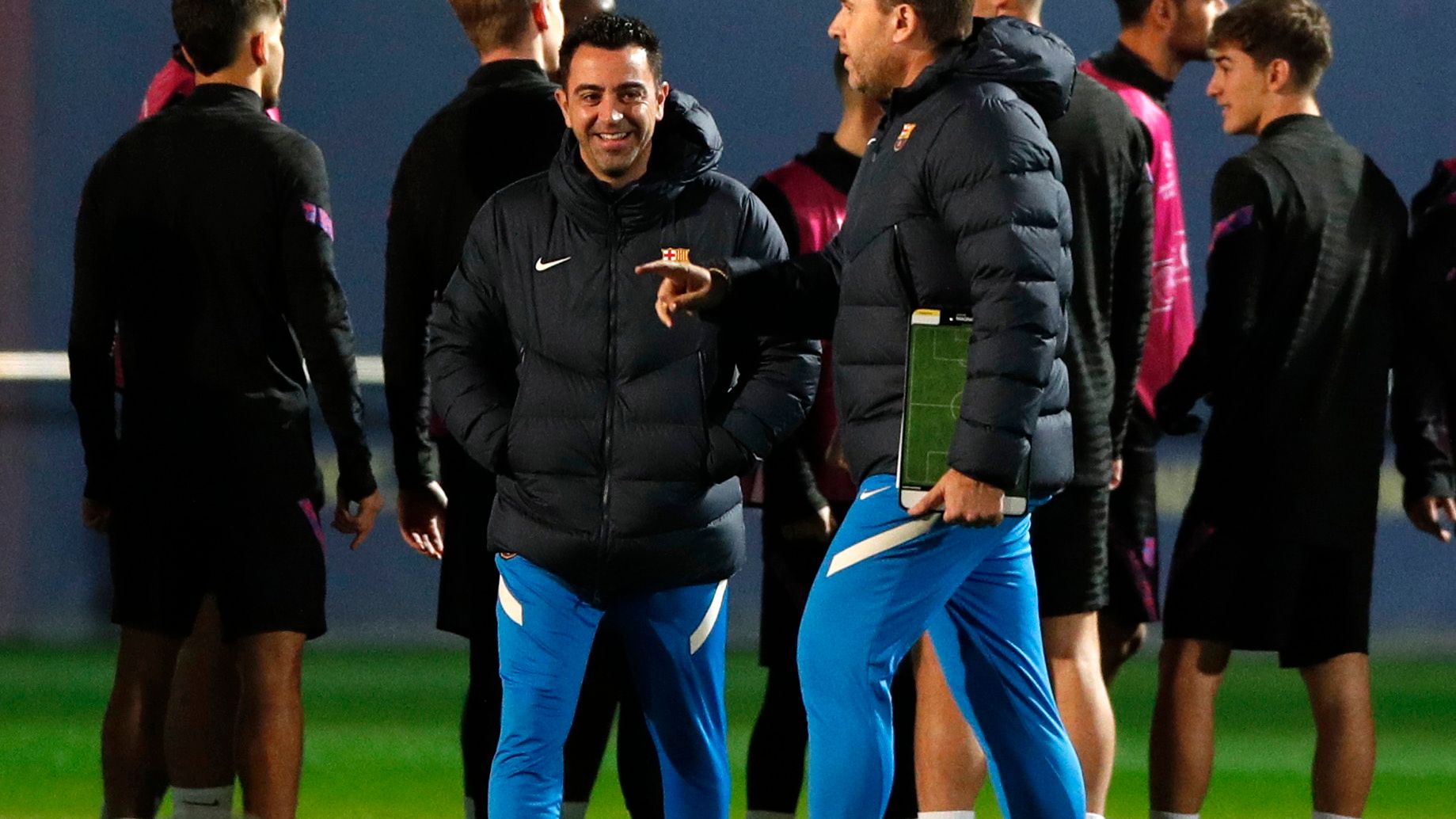 Xavi sonríe antes de su primera prueba con Barcelona en la Champions League