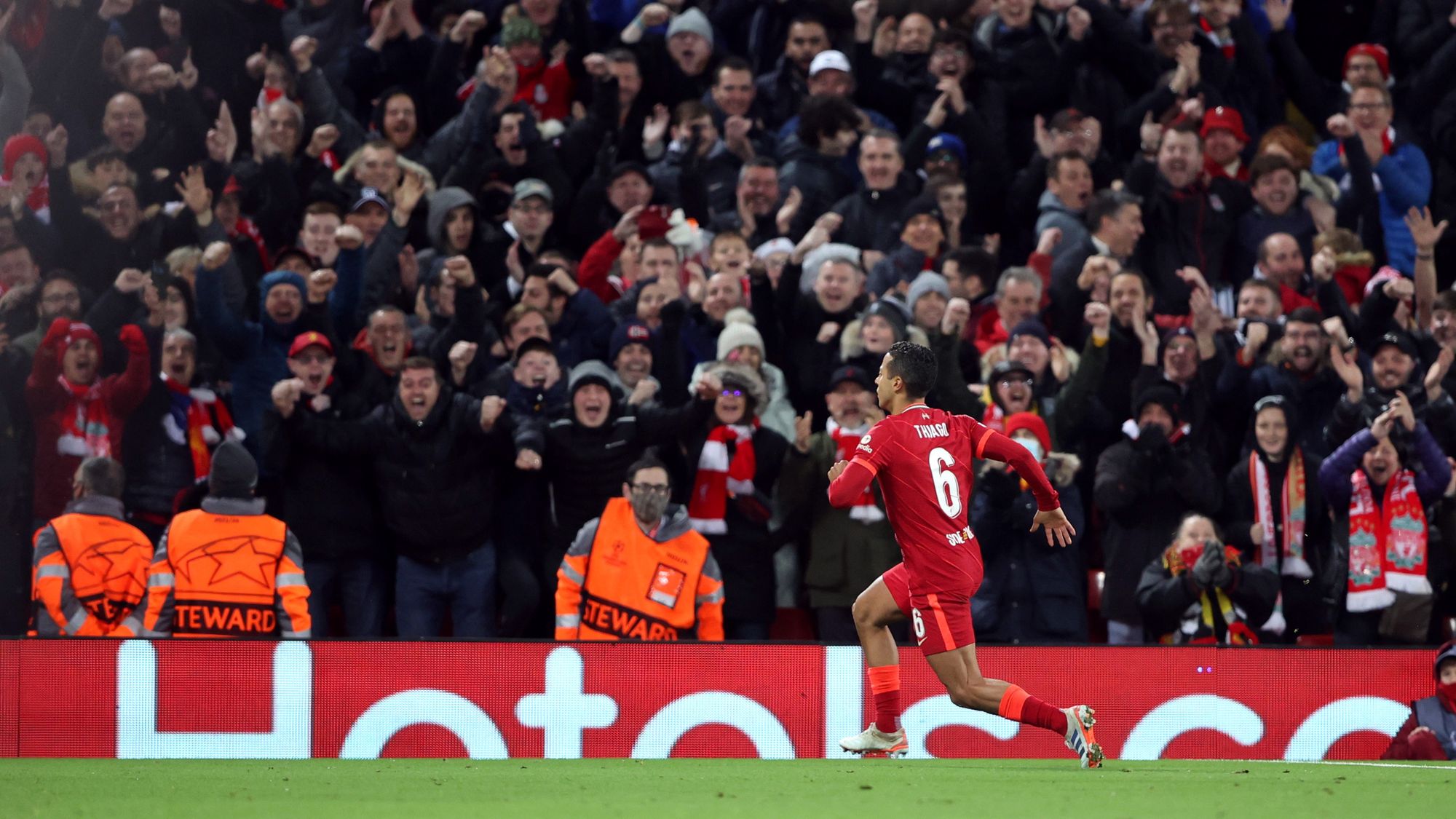 Liverpool no tuvo piedad de Porto y levanta la mano en la Champions League