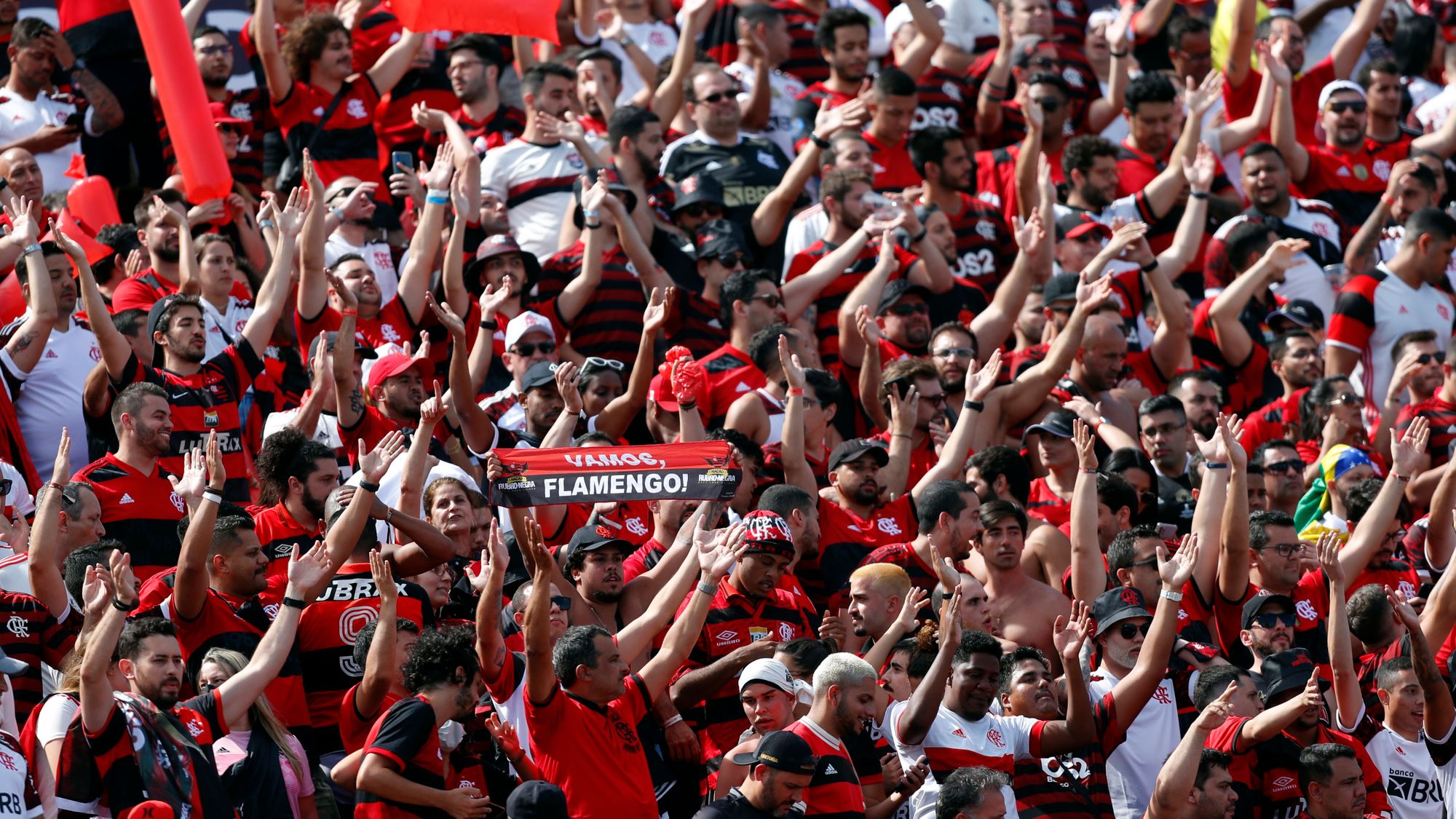 Espectacular duelo de aficiones en la final de la Copa Libertadores