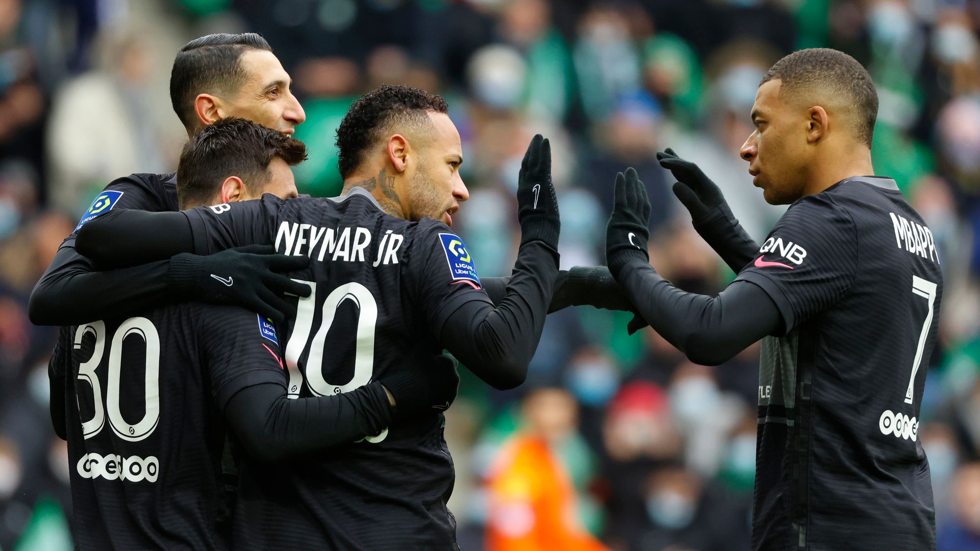 Sergio Ramos debutó en la victoria de Paris Saint-Germain; Neymar salió en camilla