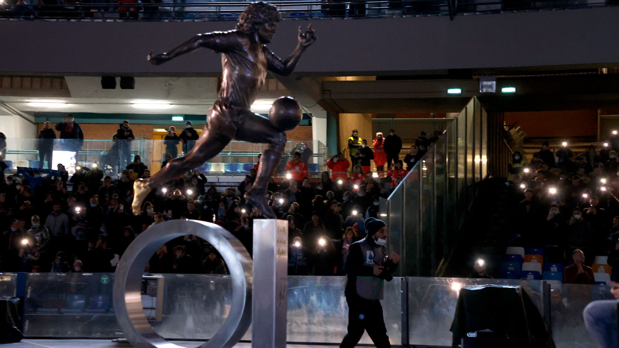 La estatua de Diego Armando Maradona ya luce en el estadio de Napoli