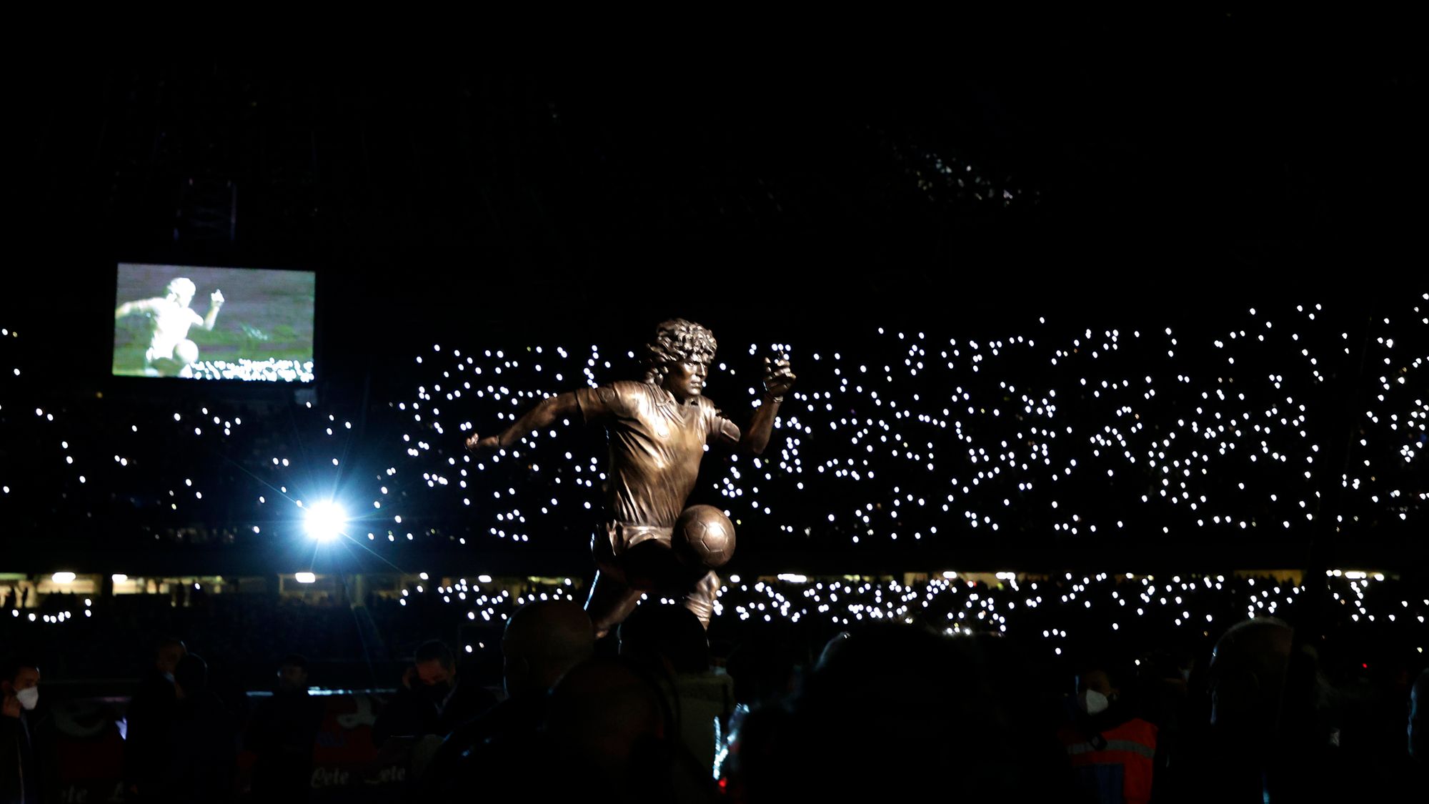 La estatua de Diego Armando Maradona ya luce en el estadio de Napoli