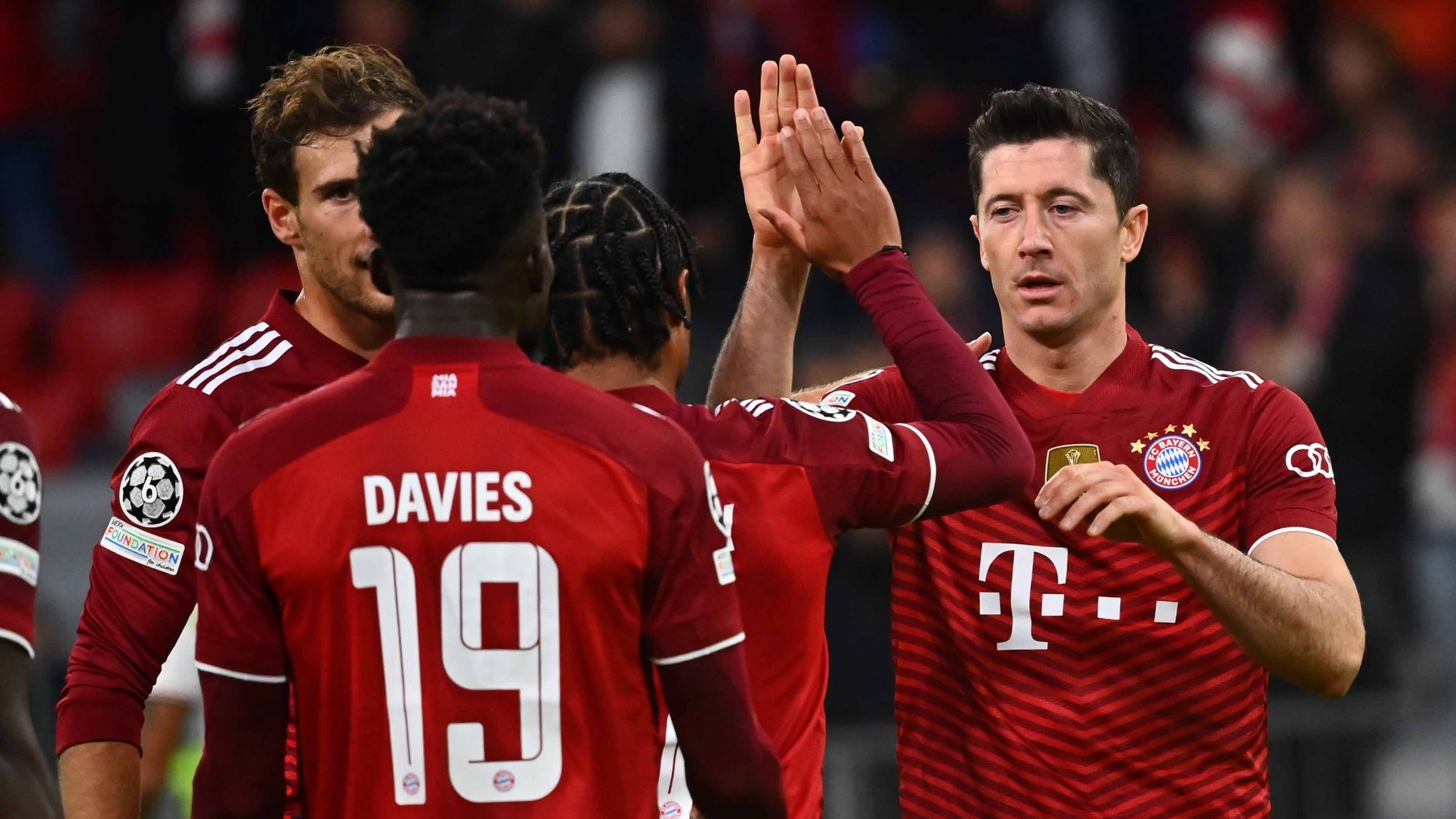 Robert Lewandowski se anotó un triplete en su partido #100 de la Champions League