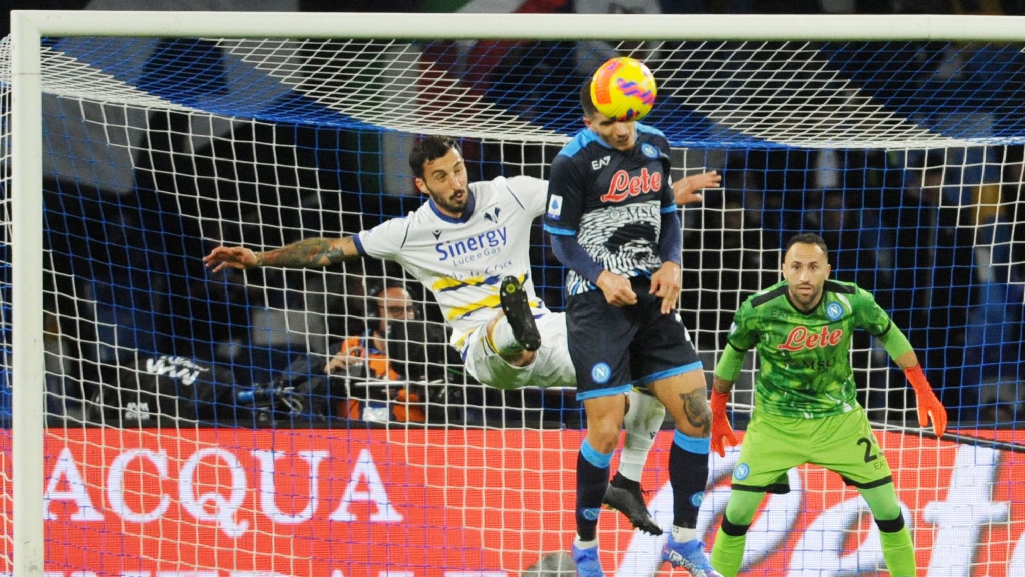 Napoli no puede con Giovanni Simeone y deja el liderato de la Serie A en manos de Milan