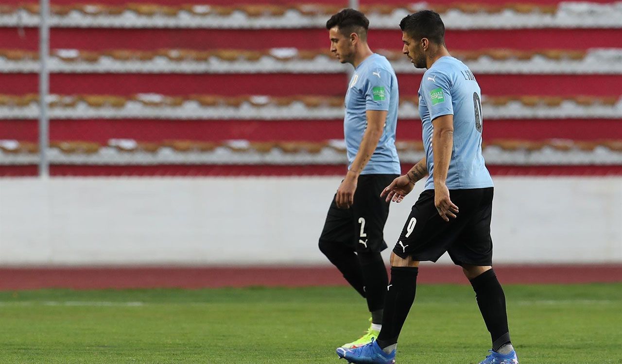 Uruguay, goleado y con un pie fuera del Mundial