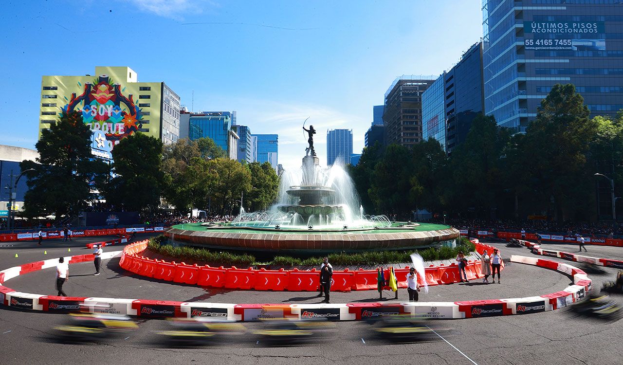 Paseo de la Reforma 'se calienta' con el motor de 'Checo' Pérez