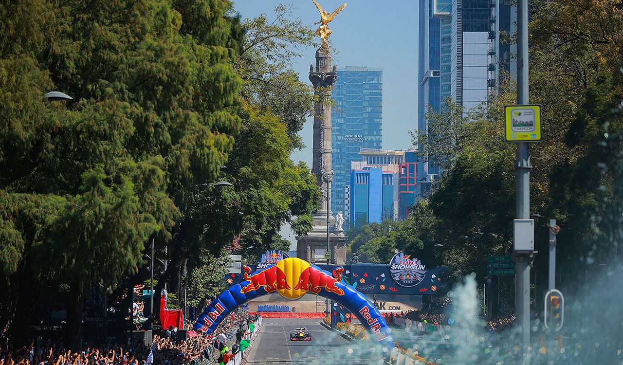 Paseo de la Reforma 'se calienta' con el motor de 'Checo' Pérez