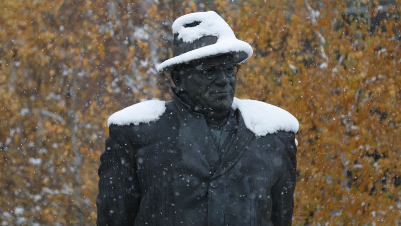La estatua del legendario Vince Lombardi parecía bien cubierta 