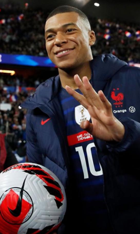 En Francia honran a Kylian Mbappé tras su histórico ‘póker’ con la Selección Francesa