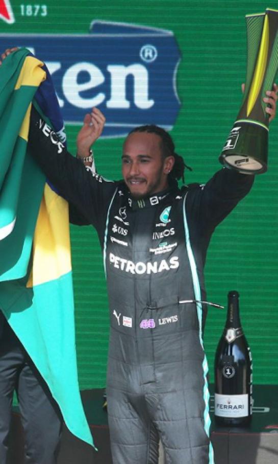 Pelé honra a Lewis Hamilton con un regalo tras ganar el Gran Premio de Brasil