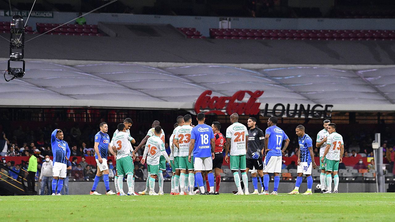 Los jugadores de Cruz Azul y hasta el entrenador mostraron su decepción hacia las tribunas.