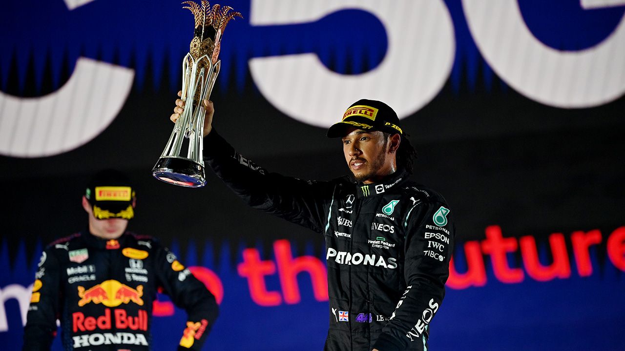 Lewis Hamilton ganó el accidentado GP de Arabia Saudita y el campeonato está empatado