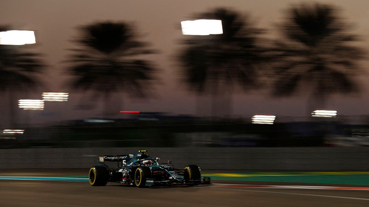 Así fueron las prácticas del GP de Abu Dhabi ante un espectacular atardecer