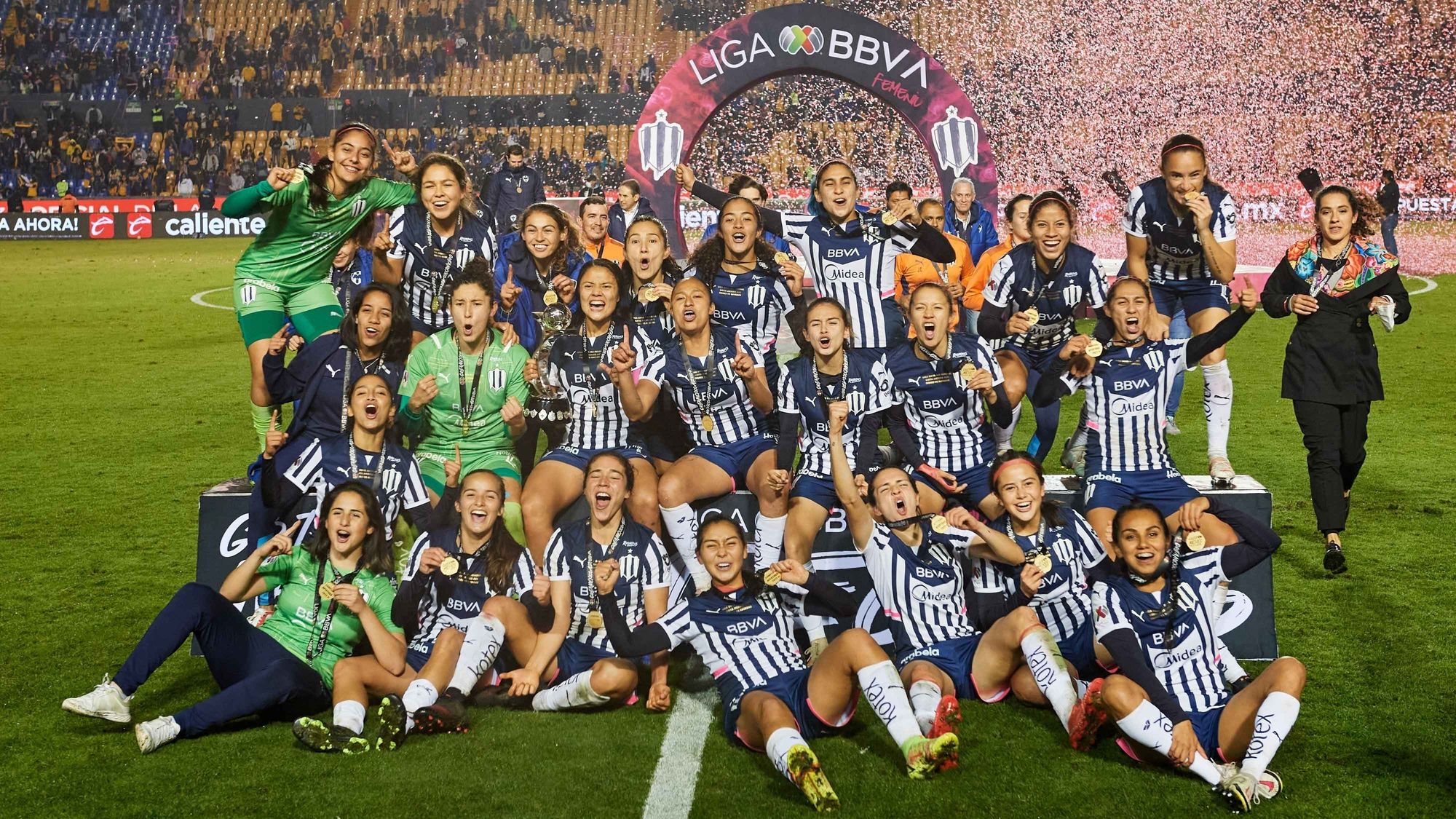 Tras un 0-0, las de Monterrey se impusieron 3-1 en penales, con una destacada participación de la arquera Alejandría Godínez. Mientras tanto, Eva Espejo se convirtió en la primera mujer que gana un campeonato en la Liga MX.