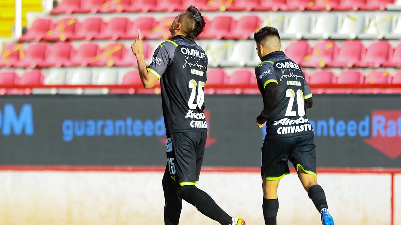 Roberto Alvarado cumplió rápido y ya marcó su primer gol como Chiva