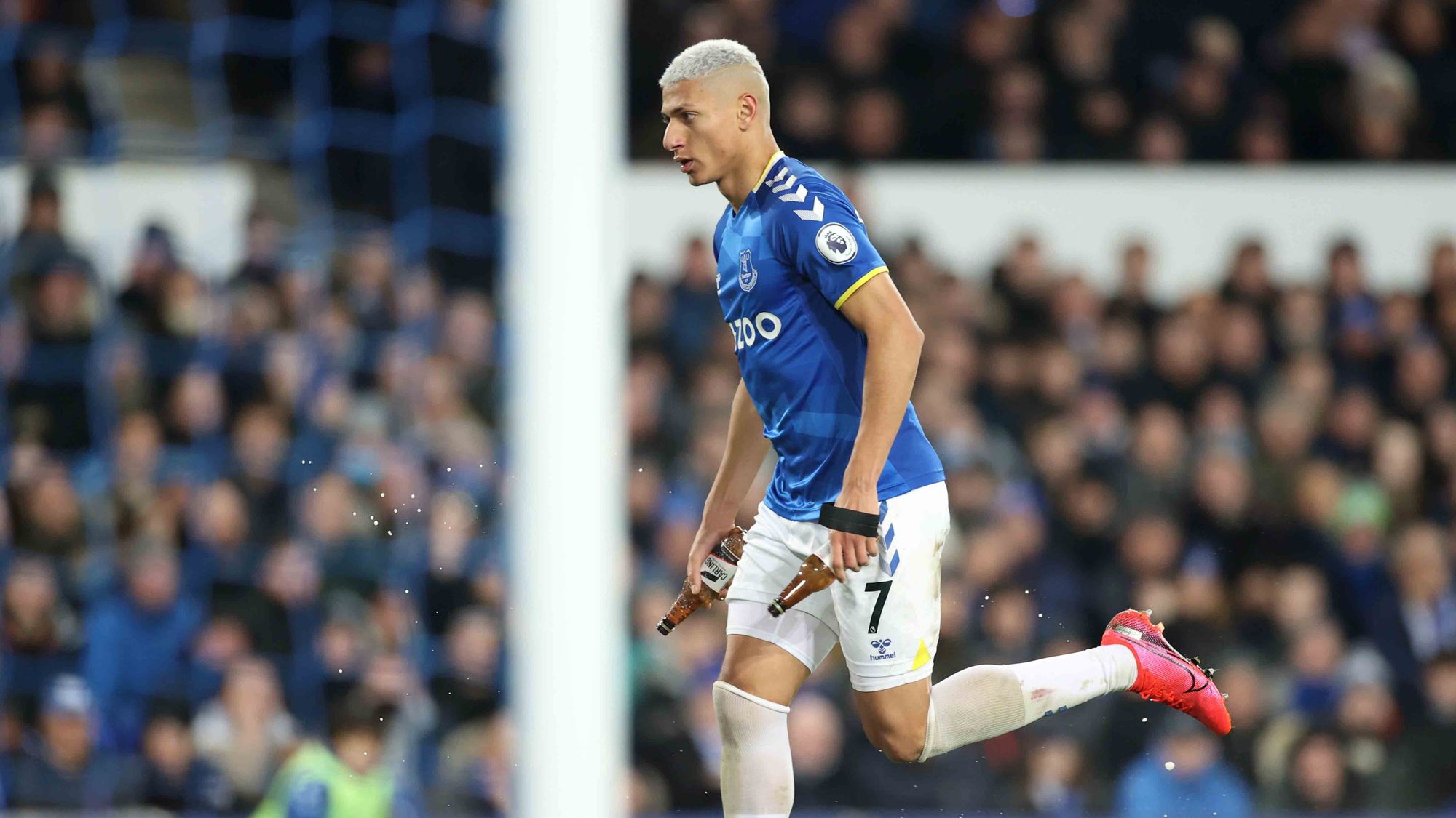Richarlison retiró algunas botellas de cerveza que los aficionados lanzaron al campo.