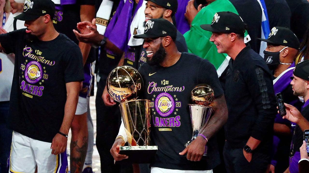 Los Angeles Lakers levantaron su primer trofeo Larry O'Brien después de 10 años